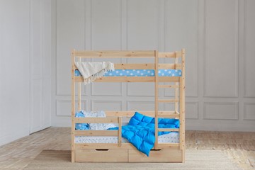 Детская двухъярусная кровать с лестницей и прочным каркасом